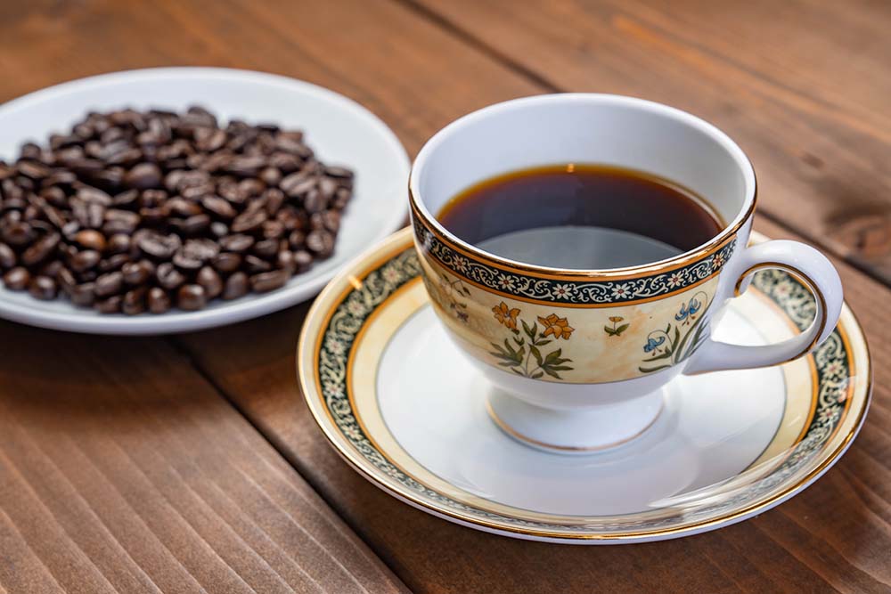 倶楽部ブレンド（￥390）。深いコクとすっきりとキレのいい苦味。同じく焙煎したての鮮豆で“点てた”コーヒーを瞬間冷却したアイスコーヒー（￥390）も。アイスは1.5Lボトル（￥700）でも販売。加藤さんは、コーヒーを“淹れる”ではなく、“点てる”と言う。