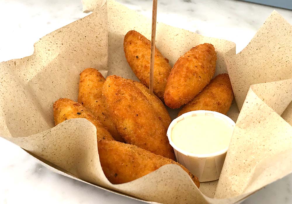 （写真）ペコリーノのコクとミントの爽やかさがポイントのジャガイモコロッケ。