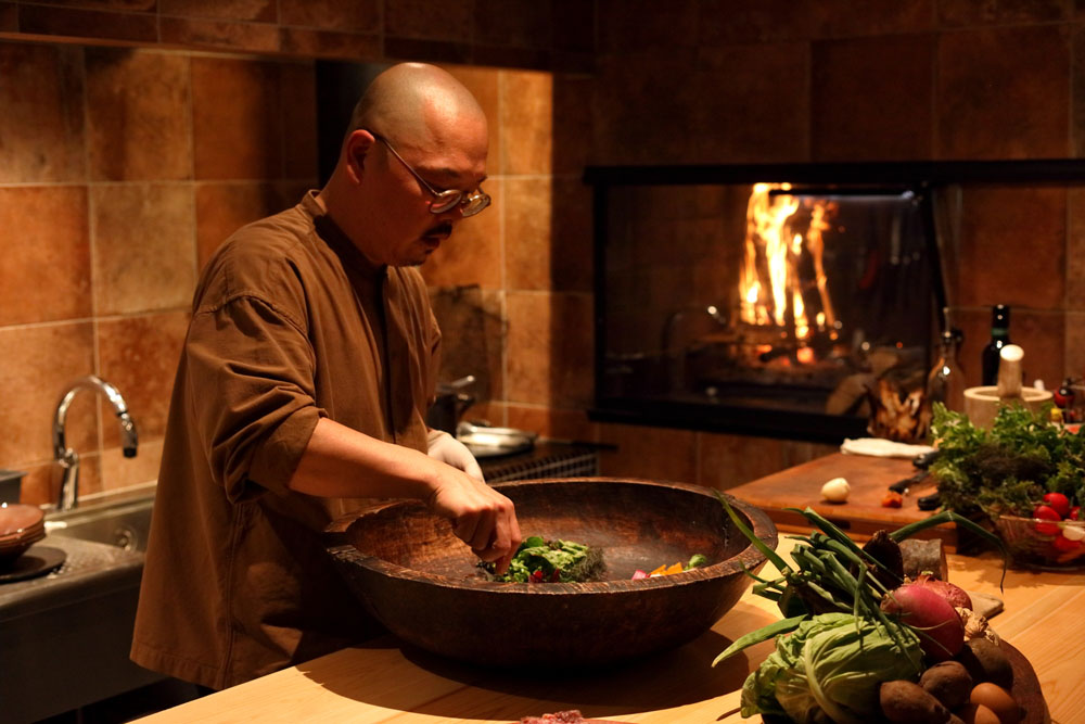 熱源は100％薪火。群馬県川場村「ヴェンティノーヴェ」の薪火グリルと薪焚かまどの合わせ技