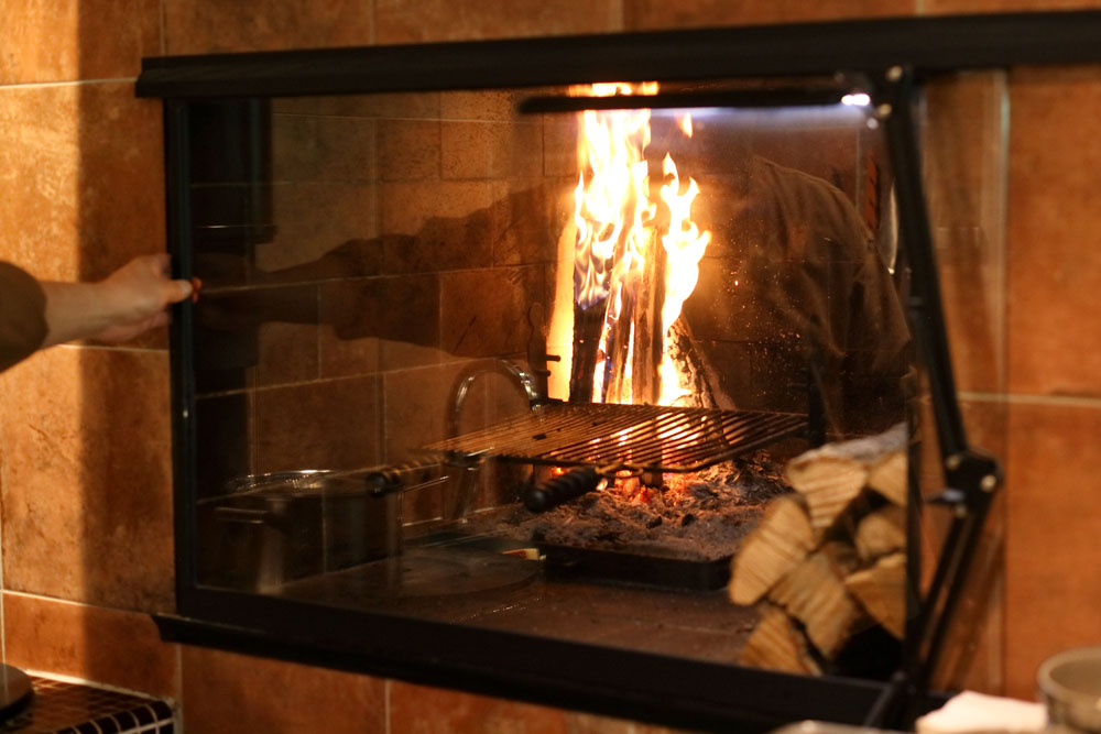 扉を閉めた状態。空気の流れがないため、炎がまっすぐ上に上がる。