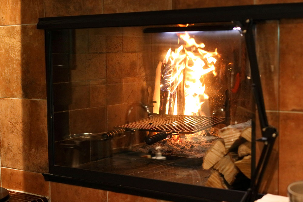 扉を少し開けた状態。空気の流れができるため、炎が横になびいている。