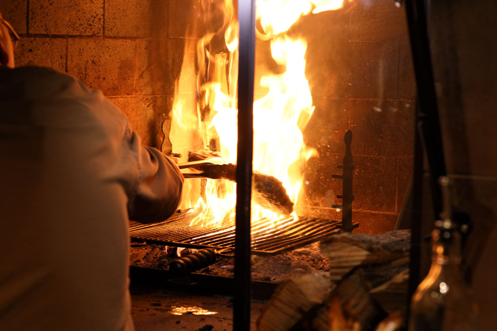 頃合いを見て、肉をひっくり返す。