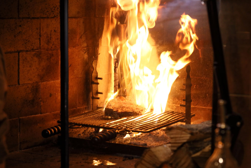 扉を閉めた状態で反対面も焼く。