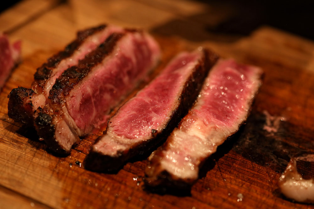 中はほどよいレア。表面から内側へのグラデーション、外と中のコントラストが見事だ。