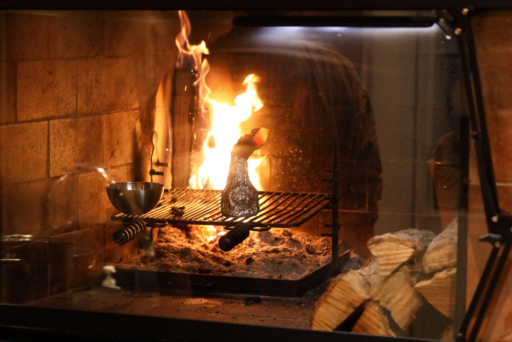 さらに焼き網にのせて中心部まで火を入れる。