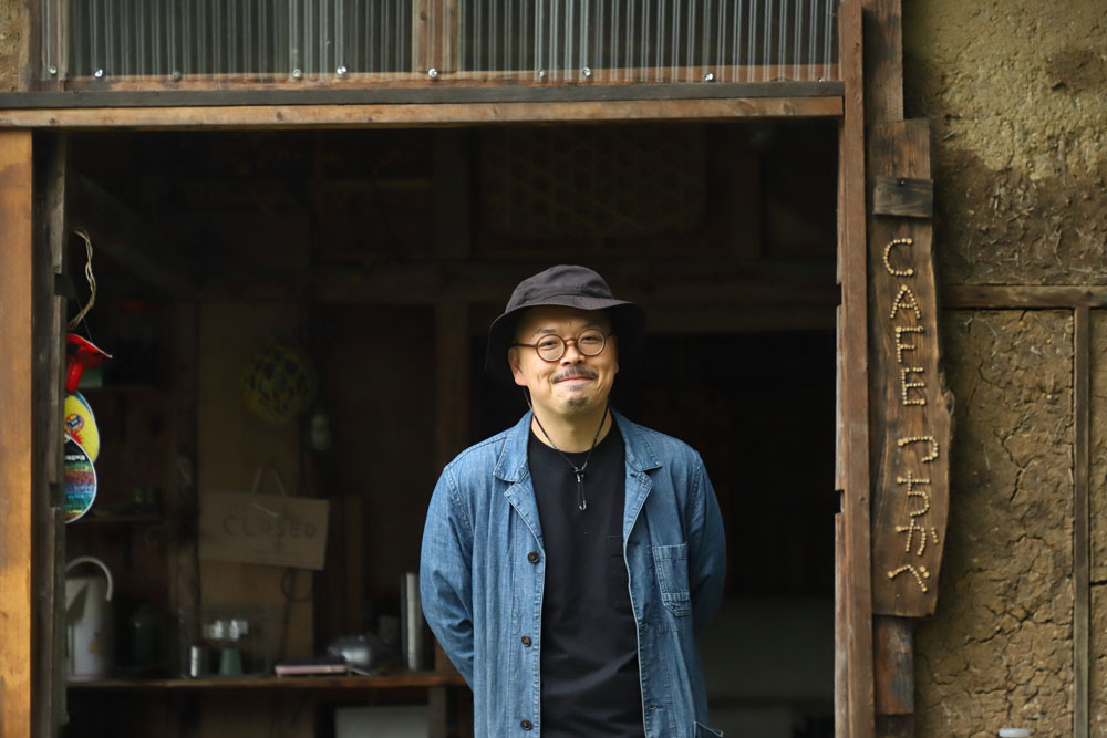 工作室の前で。この小屋の奥に味噌の熟成室があり、自家製の生ハムもそこで熟成中。