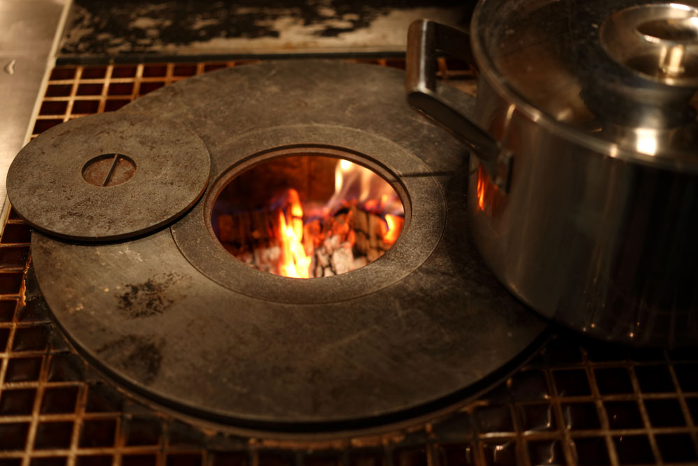 鉄板を特注して、プラック同様に使えるようにした。日本と西洋のいいとこどり。