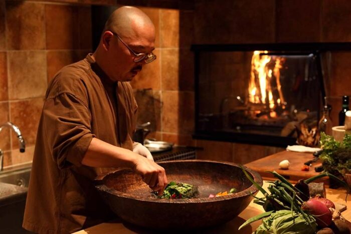 熱源は100％薪火。群馬県川場村「ヴェンティノーヴェ」の薪火グリルと薪焚かまどの合わせ技