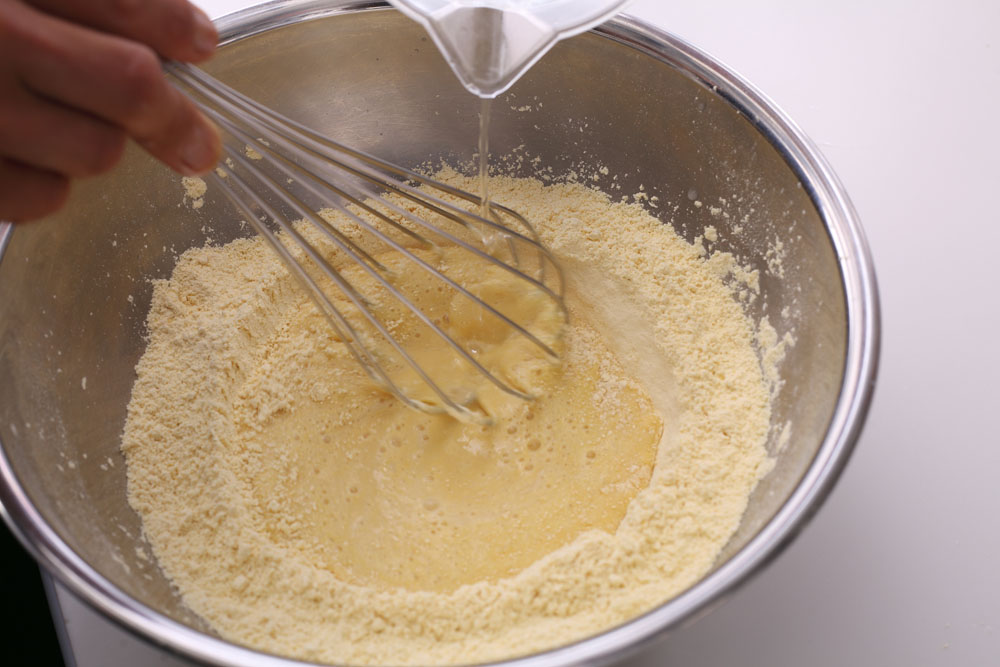 粉類と半量の水を混ぜる