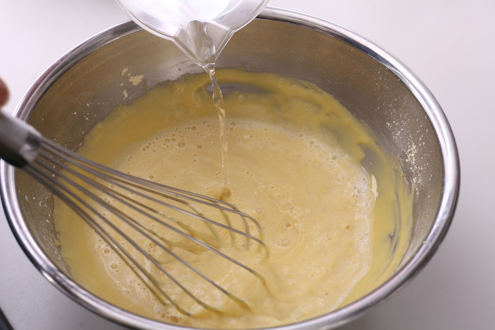 残りの水も加えて混ぜ、休ませる