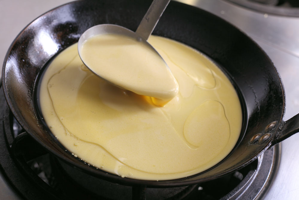 フライパンで焼き、250℃のオーブンで火を通す