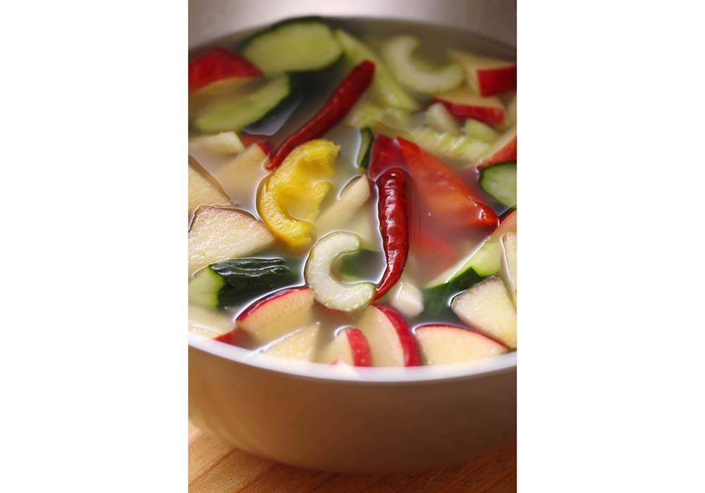 唐辛子の辛味がほとんどなく、赤くない「水キムチ」。ほのかな酸味とあっさりした味わい。唐辛子やニンニク、ショウガには抗菌・殺菌効果もあり、雑菌の繁殖を抑える。酸味が出てきたら完成。