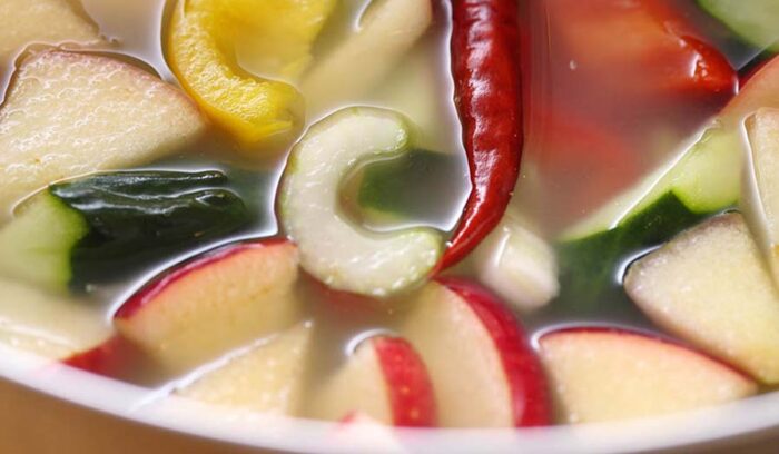 １日で漬かる発酵食品。スープのように食べられる「水キムチ」