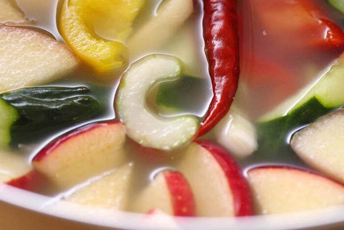 １日で漬かる発酵食品。スープのように食べられる「水キムチ」