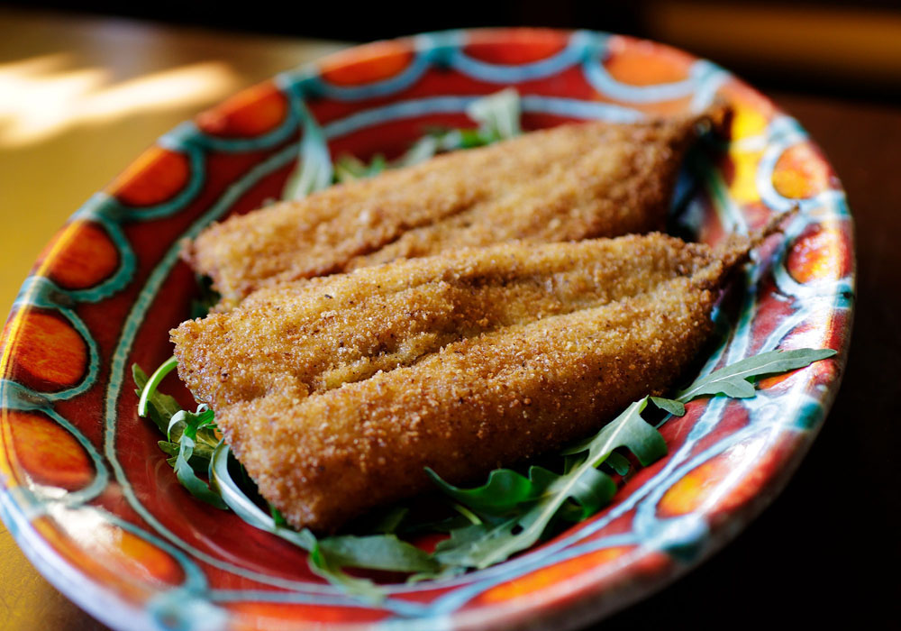 看板料理「シチリア風イワシのフライ」。おいしさの秘密は〆鯖にあり。