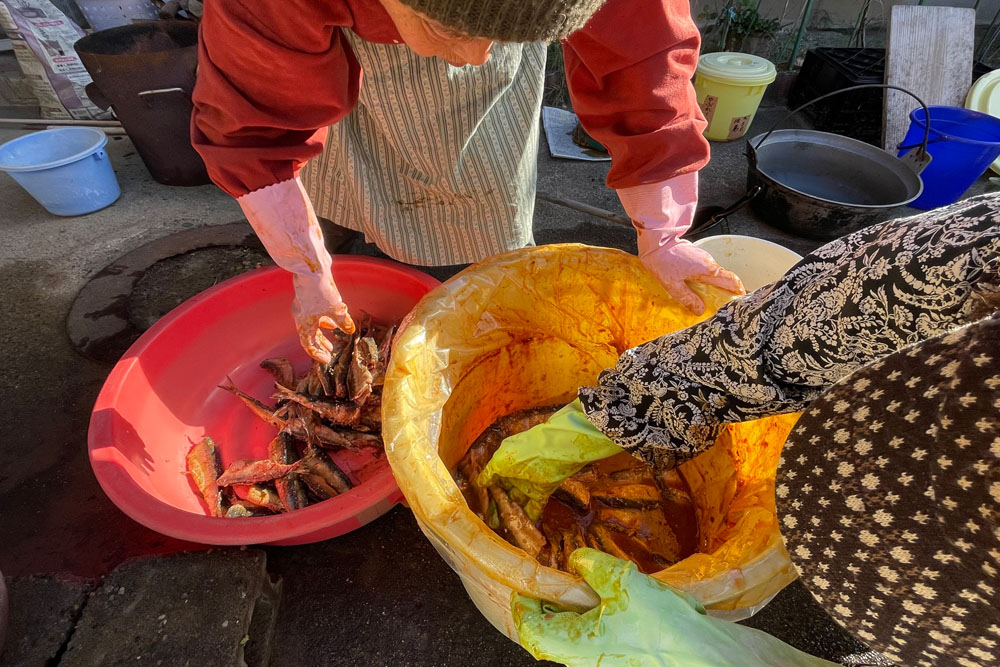 しょっからいわしを取り出す