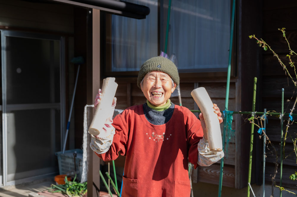 齋藤節子さん。新潟市西蒲区（旧西蒲原郡巻町）出身。結婚で角田浜へ来て50数年。会社退職後、地域の民生委員を長年務め、現在は専業主婦。漬物など地域の食材を使った保存食作りを楽しんでいる。