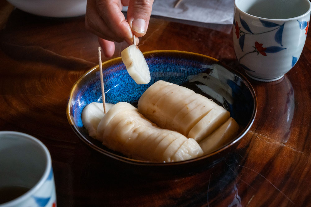 お茶請けにいただいた「なまぐさこうこ」は、ただしょっぱいのではなく、発酵したイワシの独特の風味とパリパリとした食感がクセになるおいしさだった。