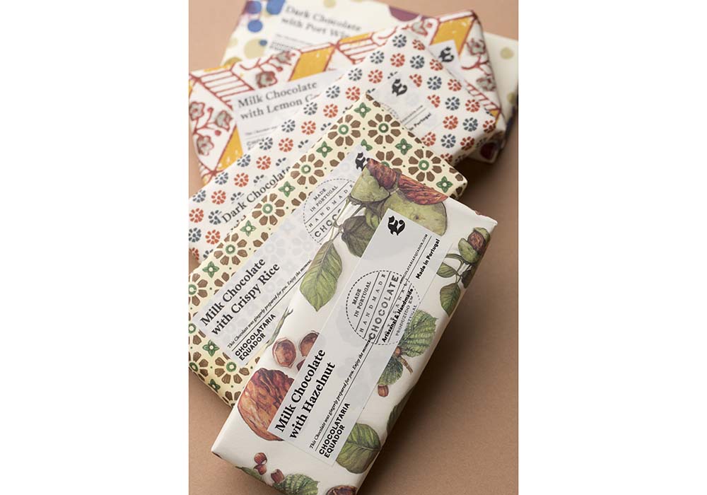 独立への背中を押してくれた、ポルトガル・ポルトにある「ショコラタリア・エクアドル」。元デザイナーの夫婦がオーナーで、パッケージも素敵。現地では200ｇで販売しているが、日本用に100ｇのバーを作ってもらった。季節によって10種類程度を輸入している。