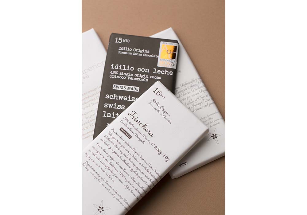 スイスの「イディリオ・オリジン」はBean to Bar のチョコレート店。チョコレートの味わいをパッケージの書体を変えて表現している。本国では数多くの種類があるが、栗林さんの感性で特徴のある６種類のバーと、チョコレートペーストを輸入している。