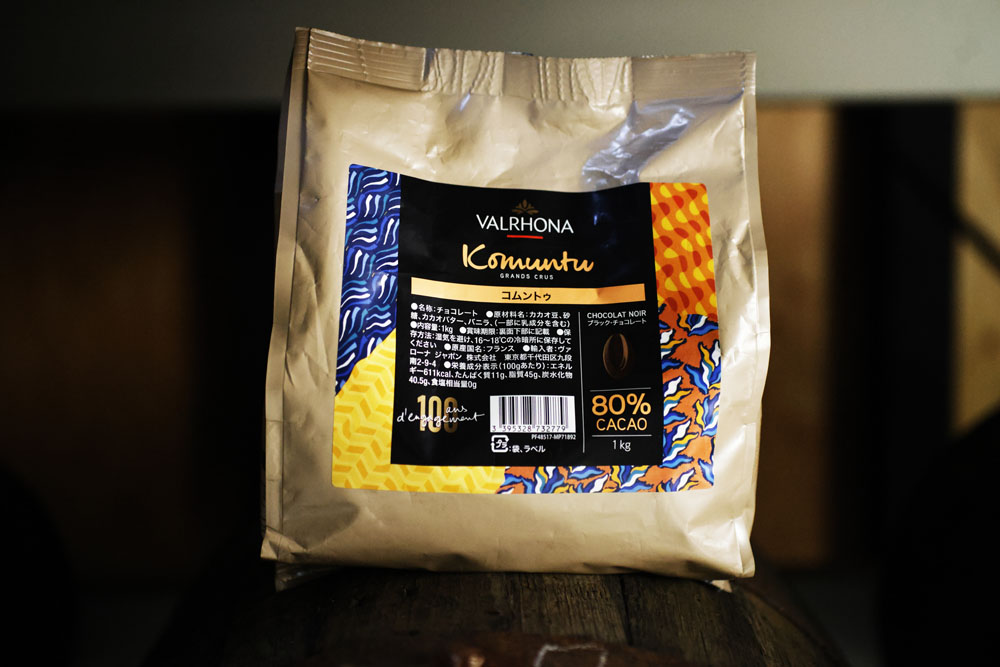 ヴァローナ創業100周年を記念して作られた「コムントゥ 80％」は、複数農園のカカオをブレンドした、カカオ分80%のブラックチョコレート。公平で持続可能なカカオ産業と創造性豊かで責任あるガストロノミーへの貢献を目的に作られたコムントゥの１年間の利益全額（2022年９月～）をカカオ生産者に還元する取り組みも行っている。