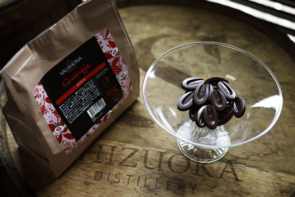 たとえば、カカオ豆のブレンドは原料費を安く上げるための手法でしかなく、大量の砂糖で味を調整していた80年代、当時としては考えられないカカオ分70％の“世界一ビター、かつおいしいショコラ”として注目を集めた「グアナラ」（86年発売）。