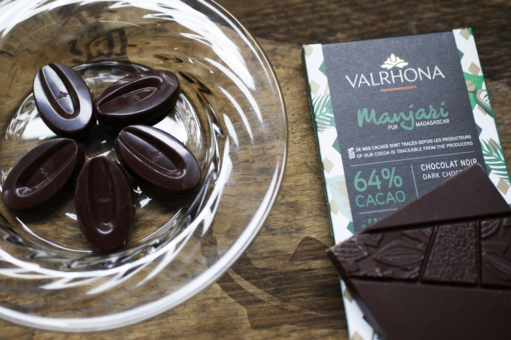 ヴァローナと30年以上のパートナーシップで結ばれたマダガスカル・ミロ農園のカカオを100％使用した「マンジャリ」（90年発売）は、カカオ原産地特有の“テロワールを表現する”という視点を初めてチョコレートにもたらした。