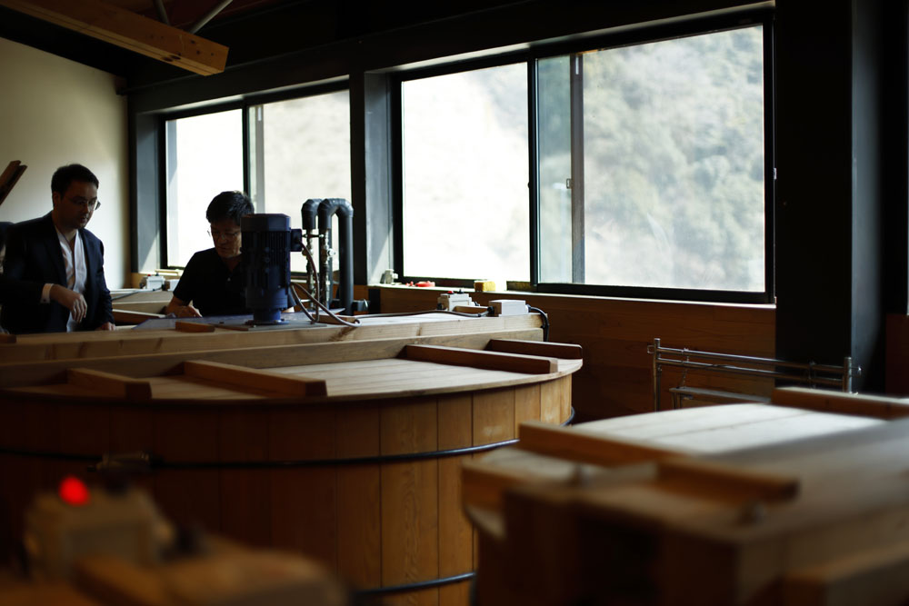 発酵室にはあえて空調設備を備えず、窓から取り込む外気のみで自然な温度調整を行える構造に。発酵過程で出るCO2を逃す効果も。