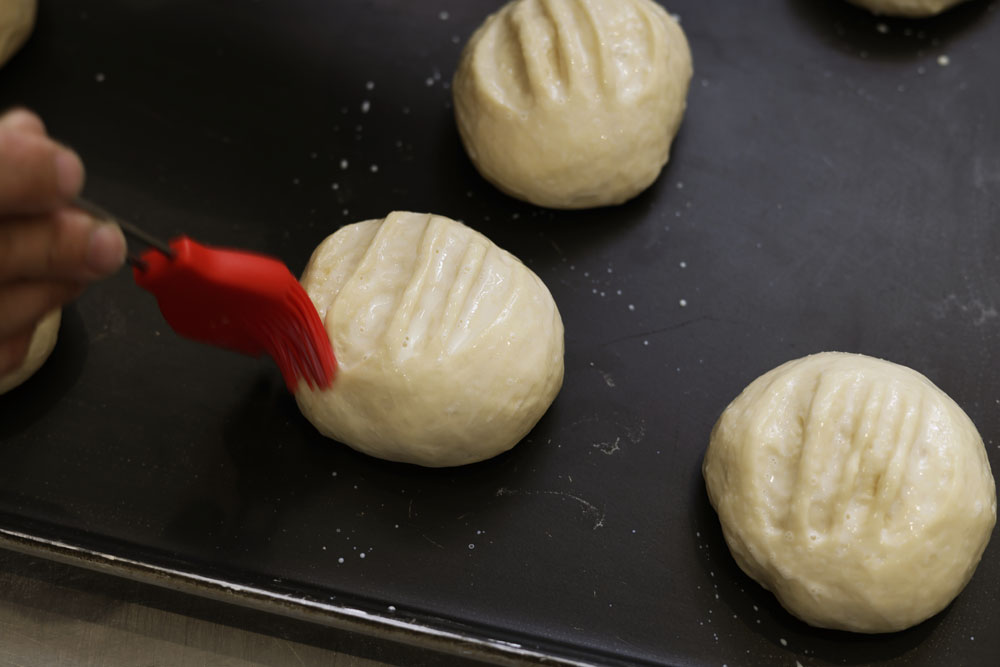 刷毛で豆乳を塗る。