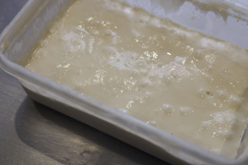 グリーンレーズンからおこした液種◎とはるきらり◎を合わせ、はるきらり◎と水◎で一日◎回種つぎしたもの。小麦のストレートな味を邪魔しないよう、酸味は控えめで、ヨーグルトのように爽やかで円みのある酸。