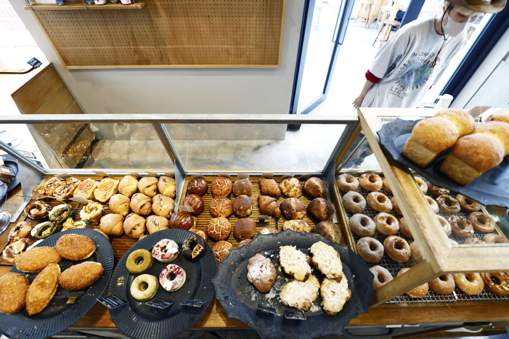 看板商品でもあるドーナッツは食感も味わいも軽く、レモンやナッツなどの植物性グレーズ（上掛け）の味を引き立てる。SNS上では「ユニバーサルのドーナッツは何個でもいける」との声も。