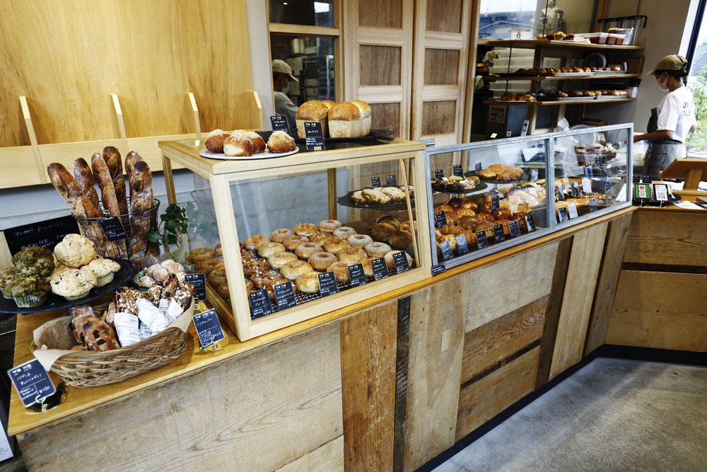 テイクアウトが主体の「ユニバーサルベイクス ニコメ」。東京・世田谷代田にある１号店「ユニバーサルベイクス＆カフェ」は、千葉の農家「キレド」の野菜を使ったタルティーヌなど、総菜パンやランチが楽しめる。