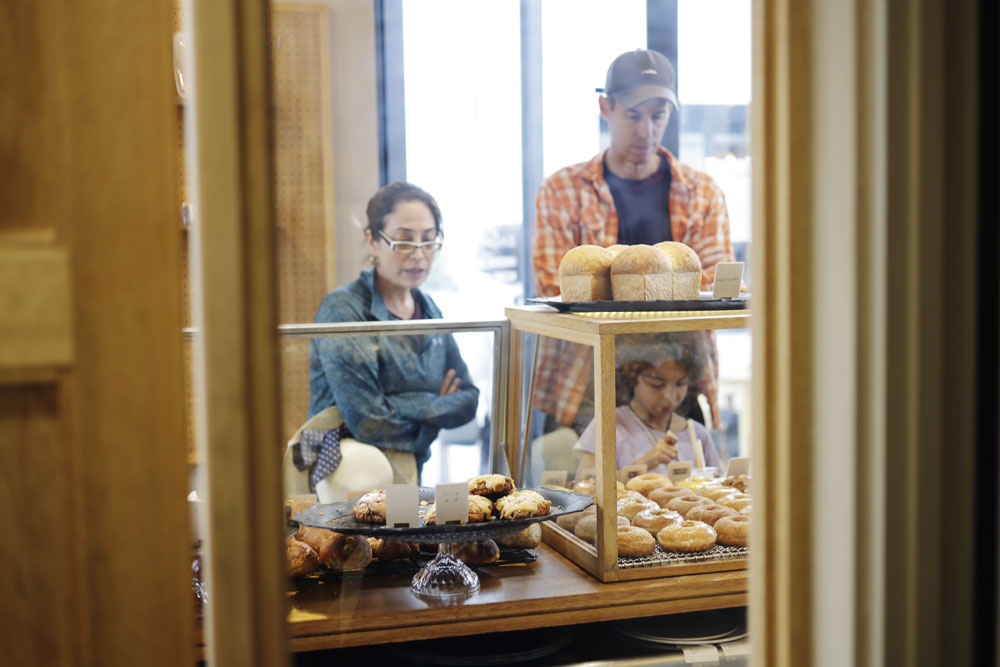 連日、国籍問わず外国人が多く訪れる。