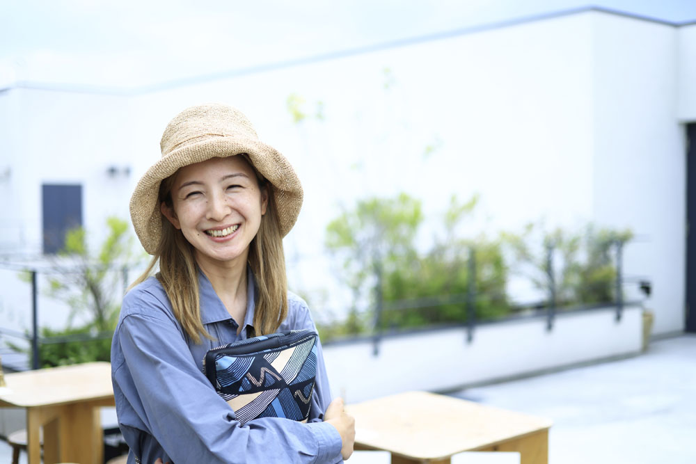 大皿彩子さん。広告会社勤務を経て、2012年食の企画会社、「さいころ食堂」を設立。企業のメニュー開発や店舗プロデュースを行う傍ら、2016年中目黒「アラスカ ツヴァイ」をオープン。「『アラスカ ツヴァイ』で自家製パンを焼いて、技術のある職人の手にかかれば、もっとおいしくなると可能性を感じたんです」