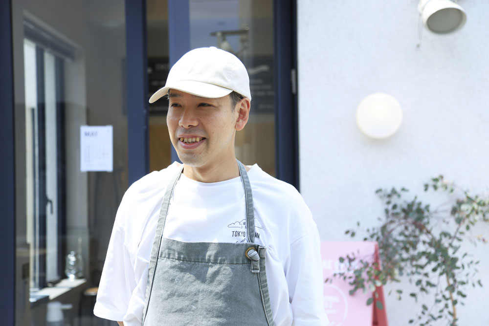 丸山雄三シェフ。｢アンデルセン｣で15年勤務後、国産素材の活用とノスタルジーを感じる“温故知新”をテーマにしたベーカリー「サンチノ」シェフとして３年勤務。2020年同店シェフへ。立ち上げからすべてのパン製造を仕切る。