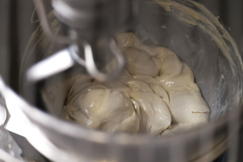 歯切れのために薄力粉をブレンドしているため、ミキシングは長すぎても短すぎてもパサつく。この生地はほかにもメロンパンやシナモンロールにも使う。