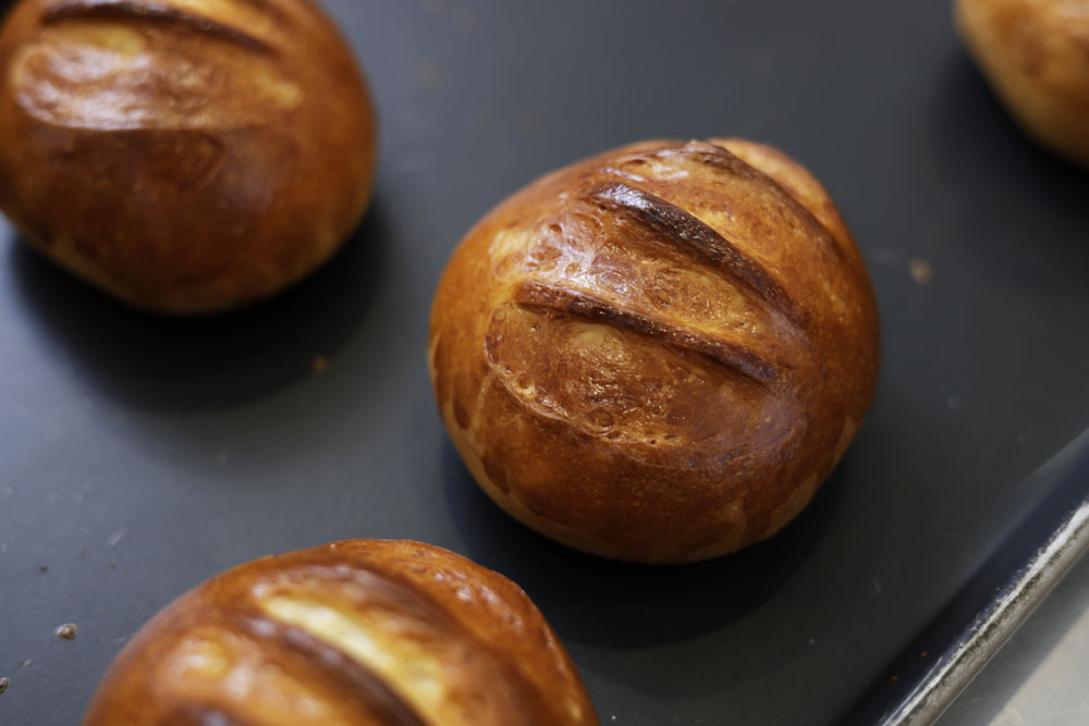 食欲をそそるヴィエノワのツヤ感は、焼成前、固形分の多い豆乳を刷毛で塗る。レシピは下記リンクにて。