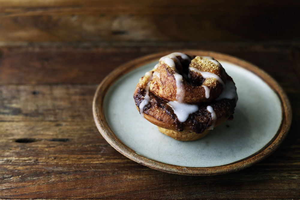 シナモンロール（￥●）。「ヴィエノワ」と同じ生地だが、コンベクションオーブンでふわっと焼き上げる。「シナモンは多めに利かせるとバランスがいい」