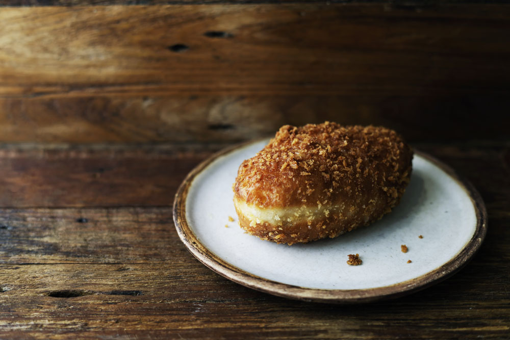 ヴィエノワ生地で焼くカレーパン（￥●）。具材もヴィーガン。大人の手のひらサイズのボリューム！