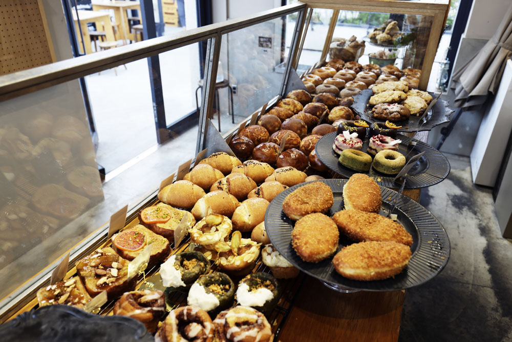 パンの相棒、コーヒーは中目黒「カフェ・ファソン」にオーダーしたオリジナルブレンド。コールドブリューや「豆乳ラテ」も人気。