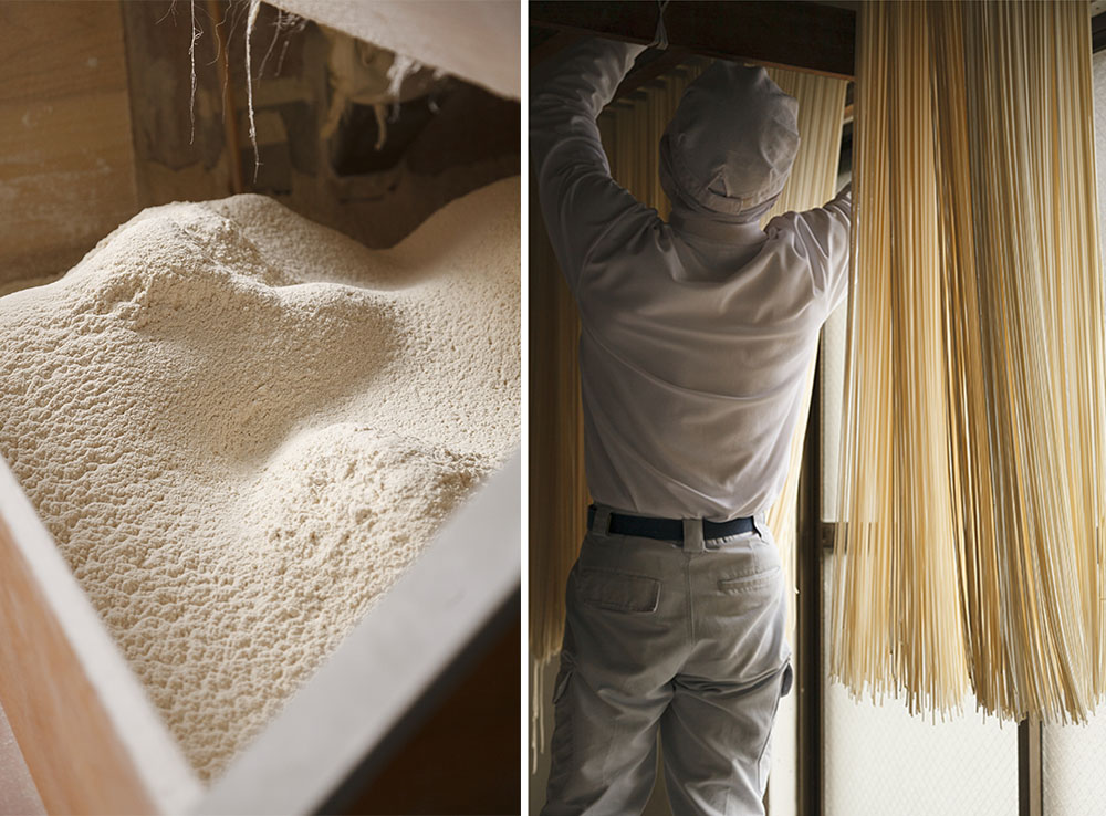 原料の小麦はすべて挽きたて。毎日の麺作りは、小麦を挽くところから始まる。「長年やってみて、挽きたてで作ったほうがおいしい」と金子社長。乾麺は、出来上がるとすぐ、天井に大きな扇風機が何基もついた部屋で乾燥させる。