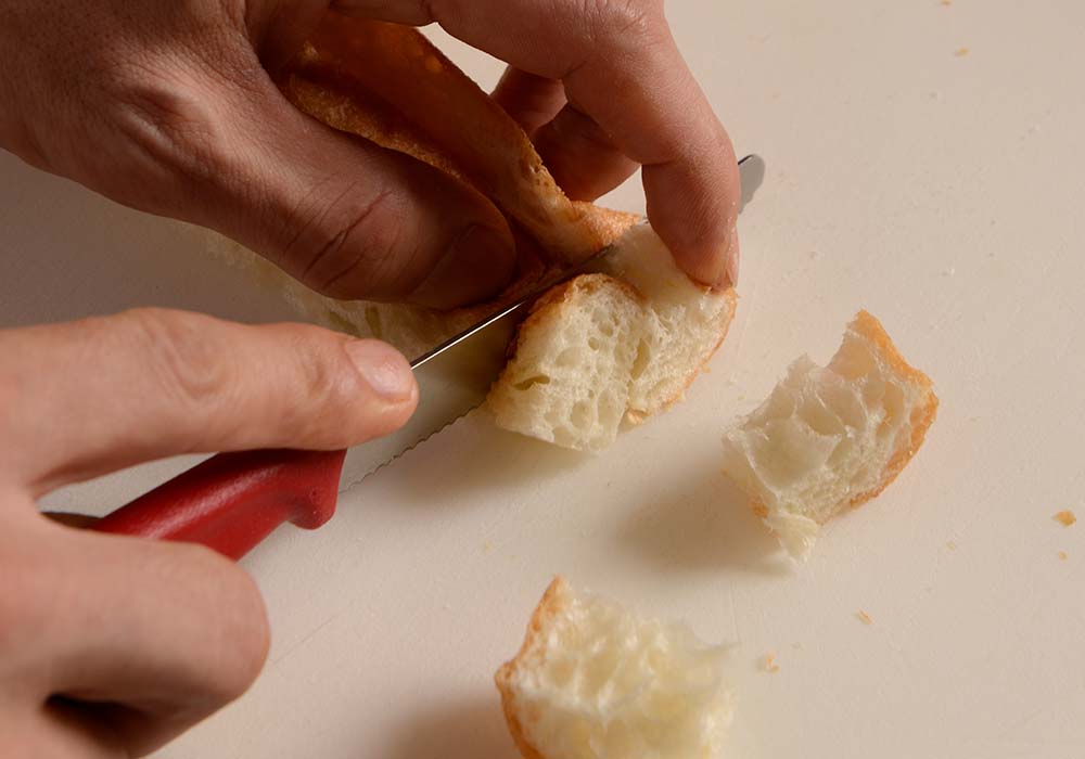 硬くなったバゲットを切る