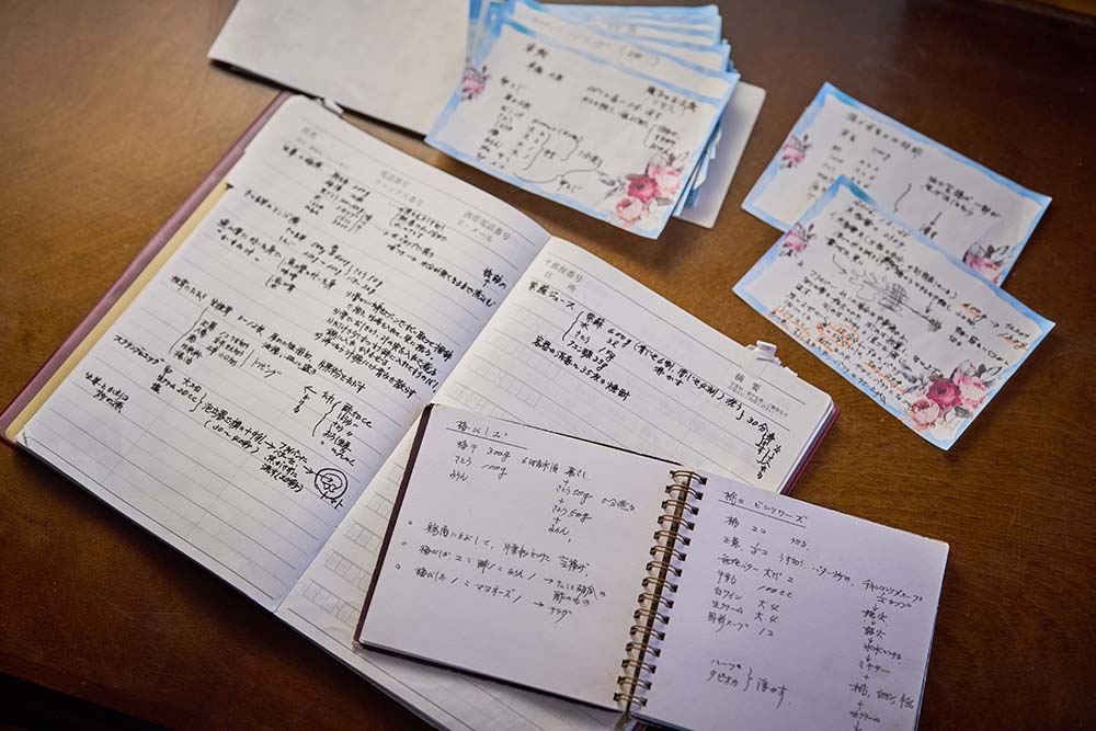 レシピや日々の出来事などを書き留めるのが習慣で、「書き残すことも仕事のうち」。A４サイズの日記帳「覚え書きノート」を10年以上続けている。このノートが元となった著書も2022年出版。