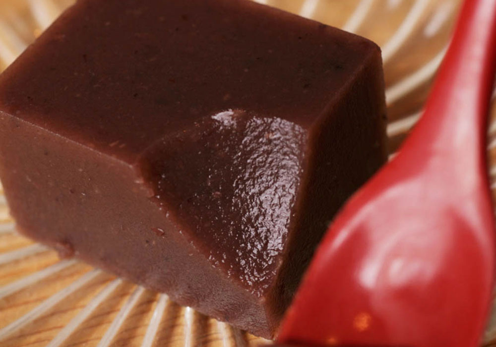 料理の展開例：水ようかん・・・寒天とあんの絶妙なバランスで、口の中でサラッと溶ける食感に。甘さは控えて、満腹の食後でも、スルッと入る。