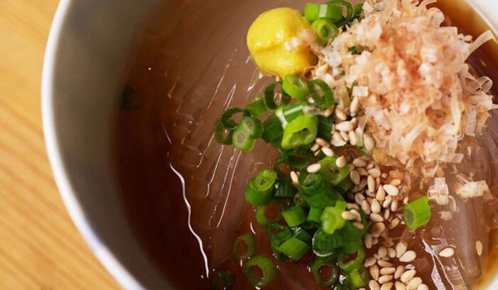 天草から作る本格ところてん。にょろっと突き出すのも楽しくて。