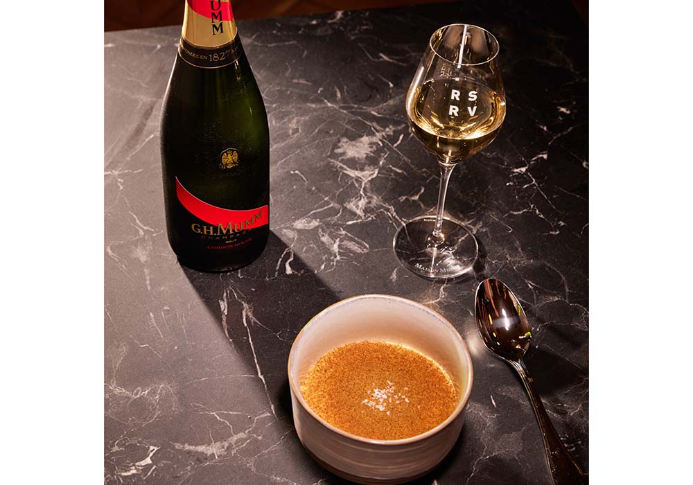 （写真）牛肉のビール煮込み＆ジャガイモのピュレ。マムのフラッグシップ「コルドン・ルージュ」や、グランクリュ畑のブドウのみで造られる「RSRV」と共に。