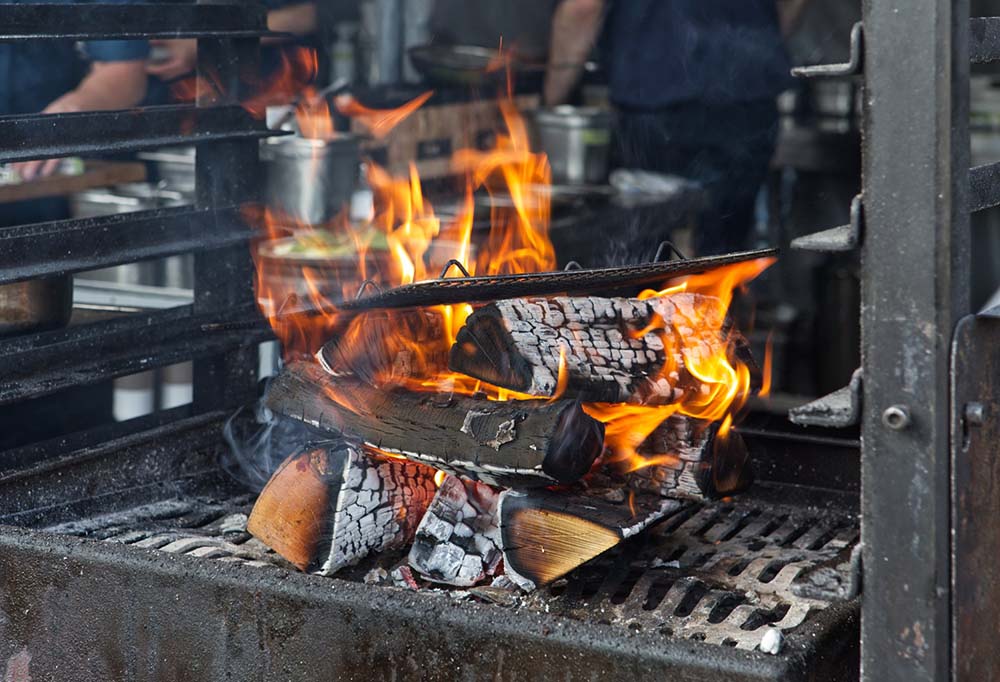 オープンファイヤーレストランが続々開店。外食は“特別な体験”に