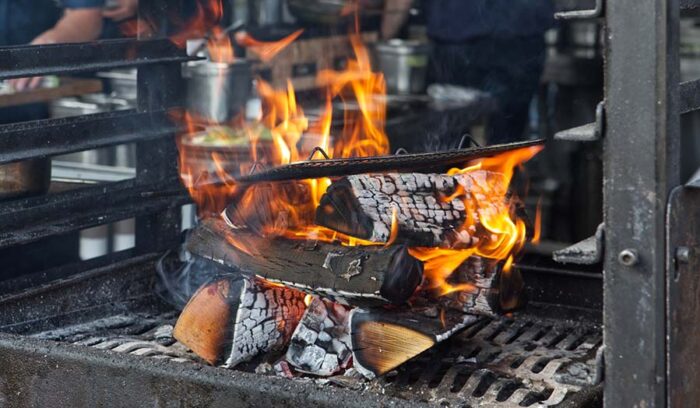 オープンファイヤーレストランが続々開店。物価高騰で外食は“特別な体験”に