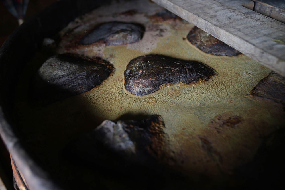 代々受け継がれてきた木樽で発酵。樽は隣町に住む若い樽職人が修繕を担う。