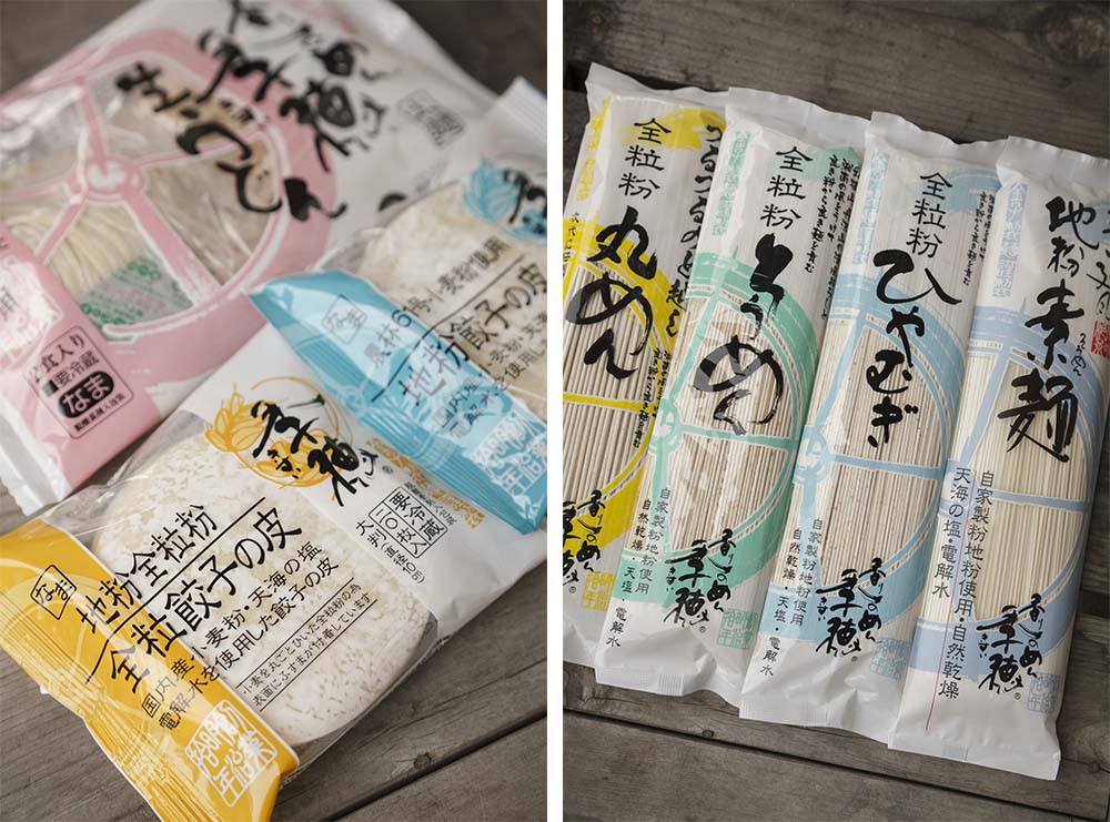 （写真左）餃子の皮や春巻き、シューマイの皮は麦の中心粉で作るものと全粒粉のものがある。中でも全粒粉の餃子の皮は「かねこ製麺」のベストセラー商品だ。 （写真右）乾麺も全粒粉と中心粉を使った2タイプをそれぞれ製造している。